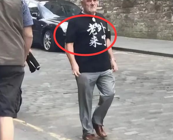 文化衫 文化衫定制 中文文化衫定制-文化衫“拆”字是精髓,留学生文化衫上的中文太有文化,评论区笑得肚疼 文化衫 文化衫定制 中文文化衫定制-留学生的文化衫上印着的中文极具特色,网友们在评论区笑翻了,纷纷表示“拆”字是整件衣服的灵魂所在